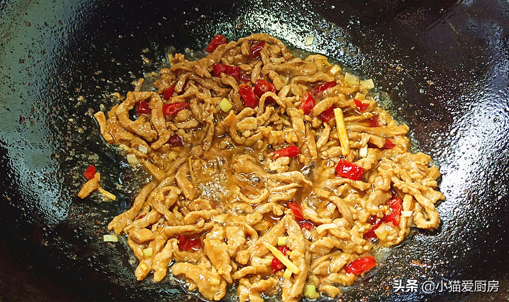 做韭黄炒肉丝时，一定多加这一步，韭黄鲜嫩脆爽不出水，味道也好