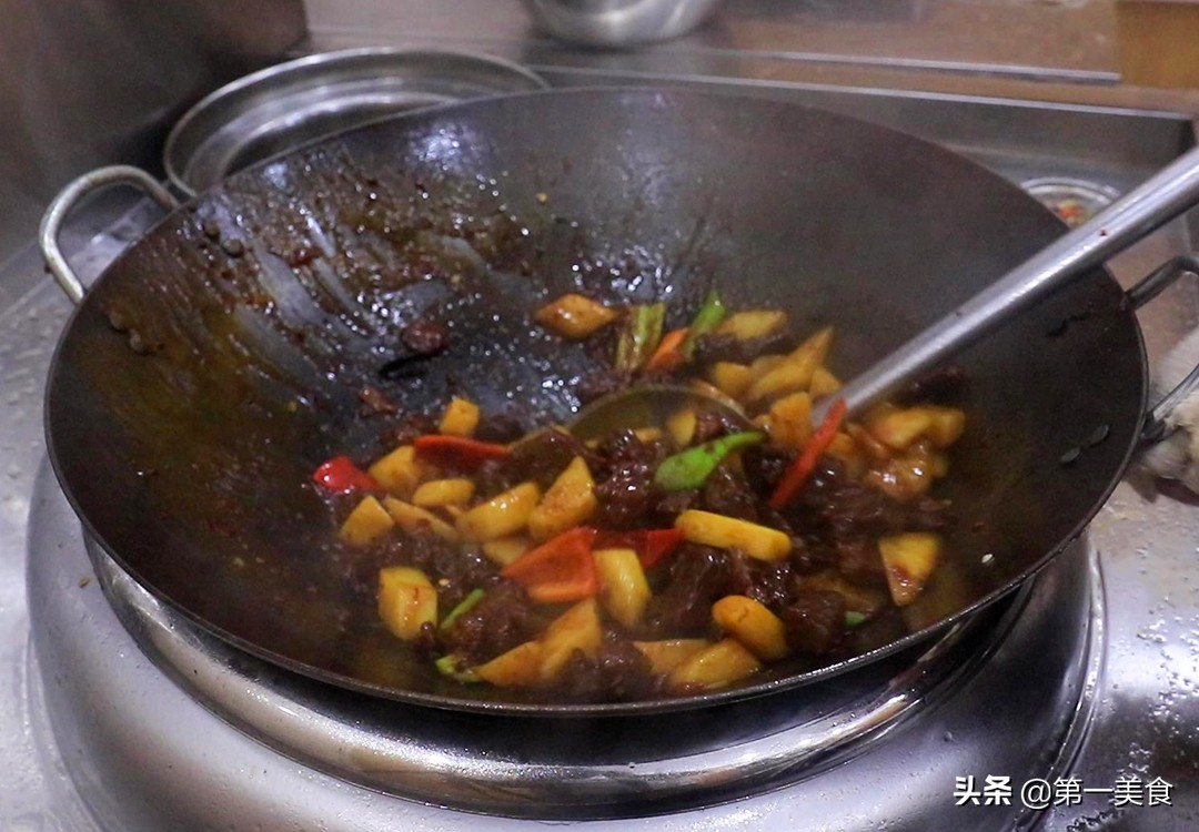 土豆烧牛肉怎么烧又好吃又嫩（酱牛肉烧土豆好吃的诀窍）