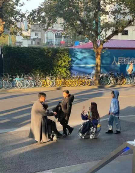 蔡少芬带儿子游乐场玩耍，被赞又高又瘦，张晋陈法蓉一旁闲聊