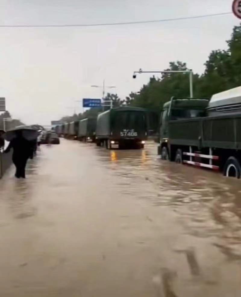 突降暴雨灾如海，人间处处有温情