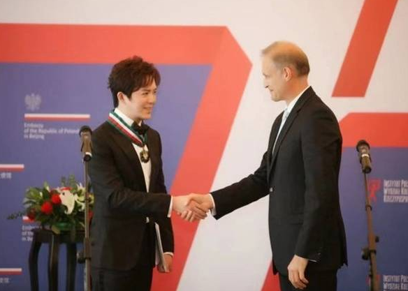 李云迪母校四川音乐学院，迅速摘掉工作室门牌，学生纷纷来打卡