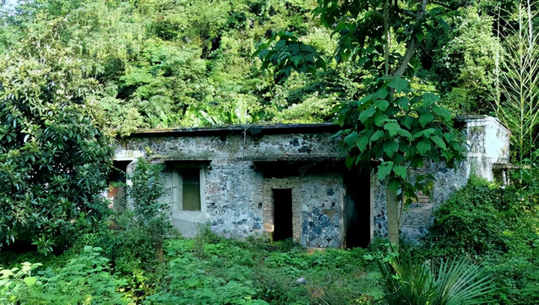 鄂西北一处军工厂，修建一条厂区15公里铁路专用线，主要生产医药