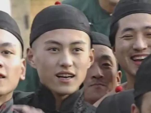 多久,靳东就在朋友的介绍下拍摄了人生中的第一部电视剧《东方商人》