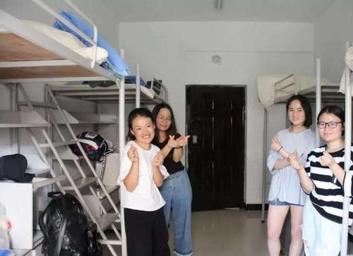 大学辅导员突查女生宿舍，“违禁品”五花八门，犹如小型杂货店