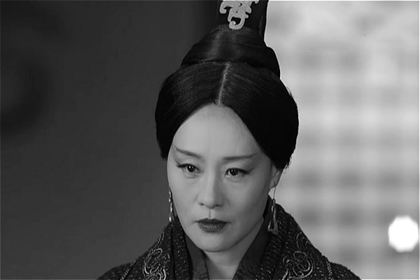 在《大秦赋》一开始,华阳夫人高傲的就像一只孔雀,吕