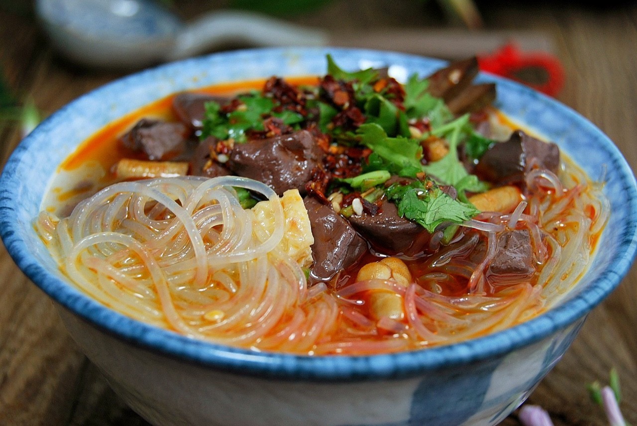 鸭血粉丝汤在鸭血汤的基础上加了粉丝,再加一些香油,虾米和香菜等提升