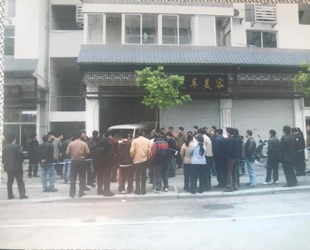 福州汽车美容店焚尸案开庭，防盗门不上锁存储汽油，失独母亲以雇主夫妇涉嫌重大过错民事索赔80万