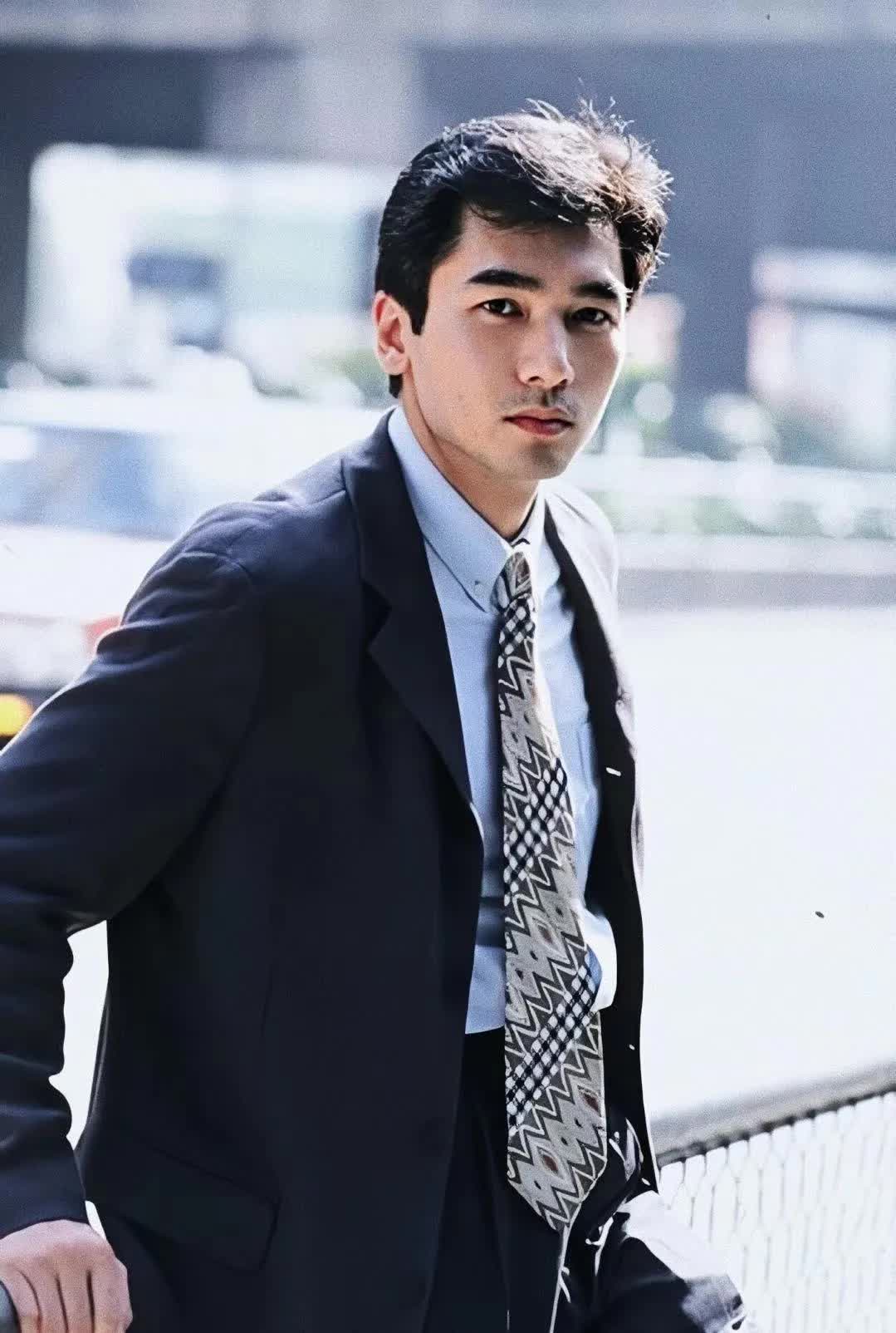 著名演员方中信:港姐女友意外怀孕,他被迫结婚,后来怎样了?