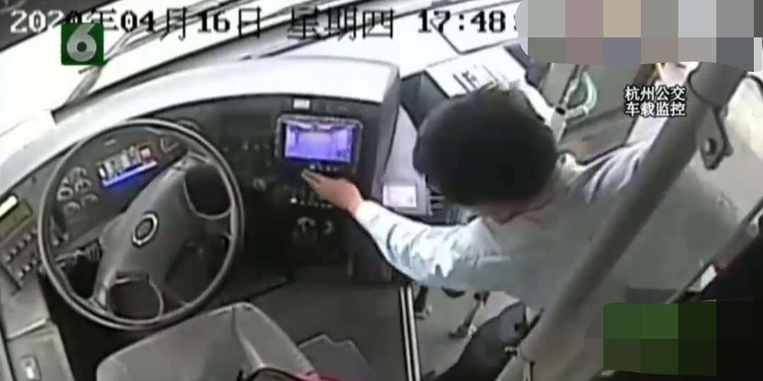 奥迪车路上突然着火冒烟，好心公交司机路过，提上灭火器冲上来