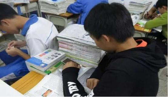 班主任上课突然查手机，普通学生只会放兜里，这种操作才最秀