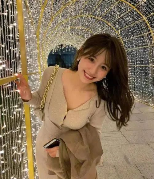 凭自己努力走红的8位女网红，一个比一个拼，有人因一条裙子爆火