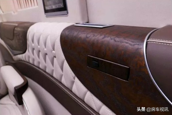 将近两百万的奢华座驾，奔驰罗伦士斯宾特迈巴赫限量版
