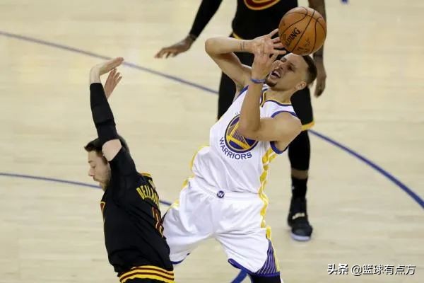 为什么nba球员投篮会往前倾(库里想要个犯规，这么就这么难呢？)