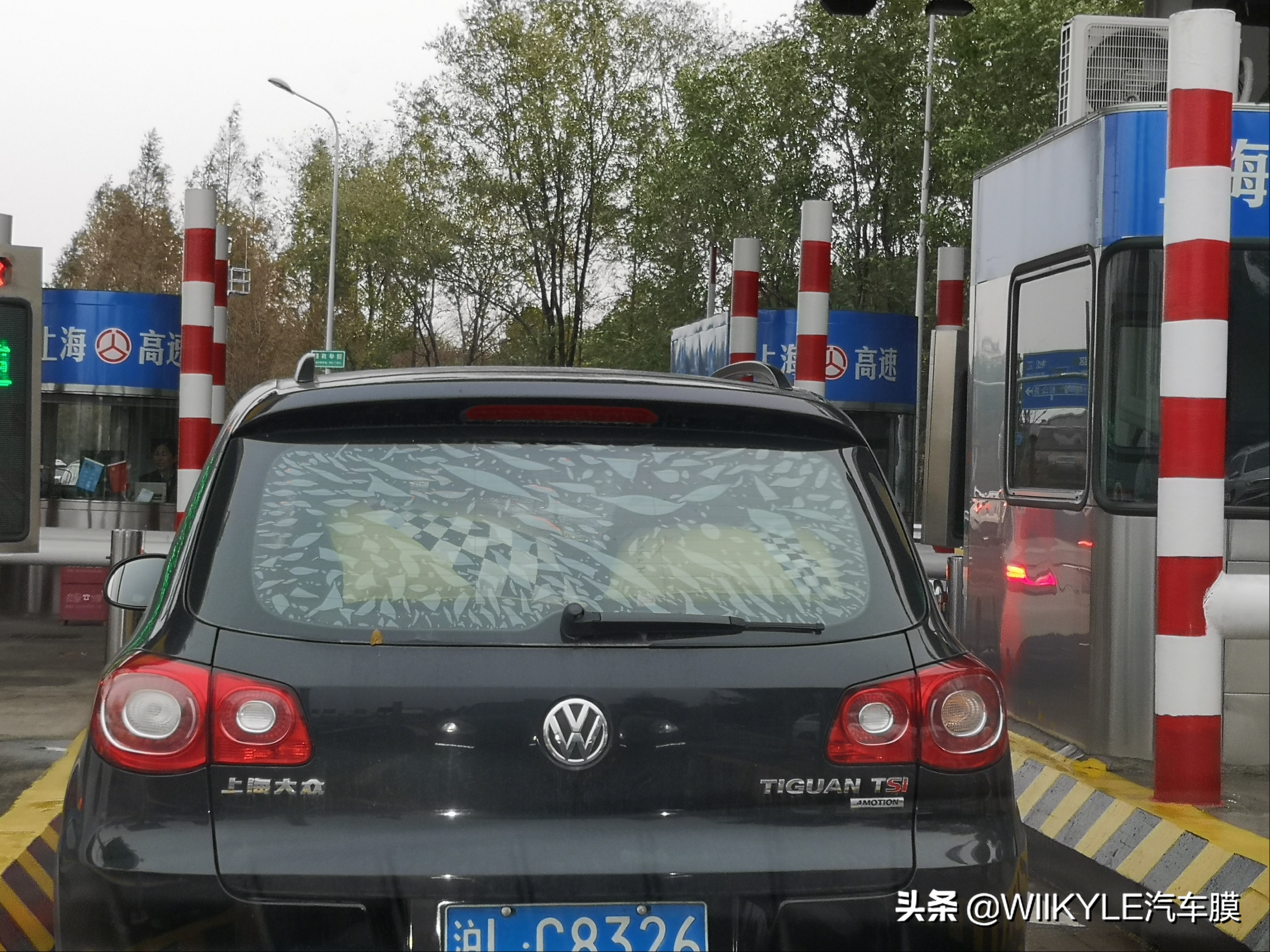汽车贴膜后为什么有气泡，会自己消失吗？