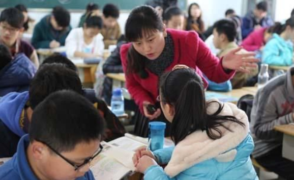 多地中小学闹“教师荒”，编制数却显示超标，网友：老师去哪了？