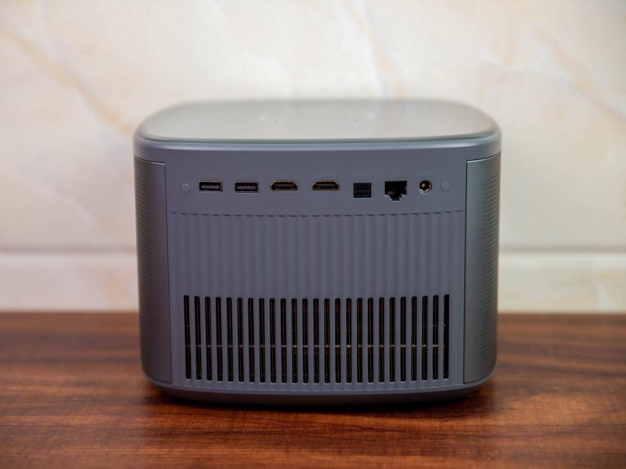 100英寸大屏幕的游戏和观影感受，坚果J10投影仪带你来体验