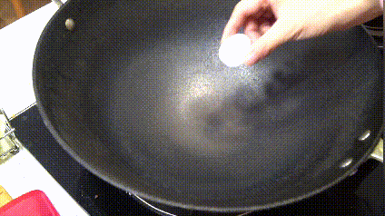 雷顿弗洛斯特效应：铁锅变成不粘锅，不可思议的物理现象