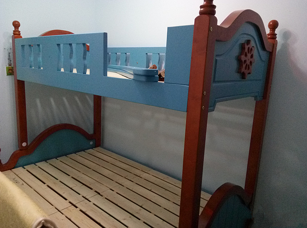 跟孩子分床睡，一架高低床就能搞定，附儿童床的选择要点