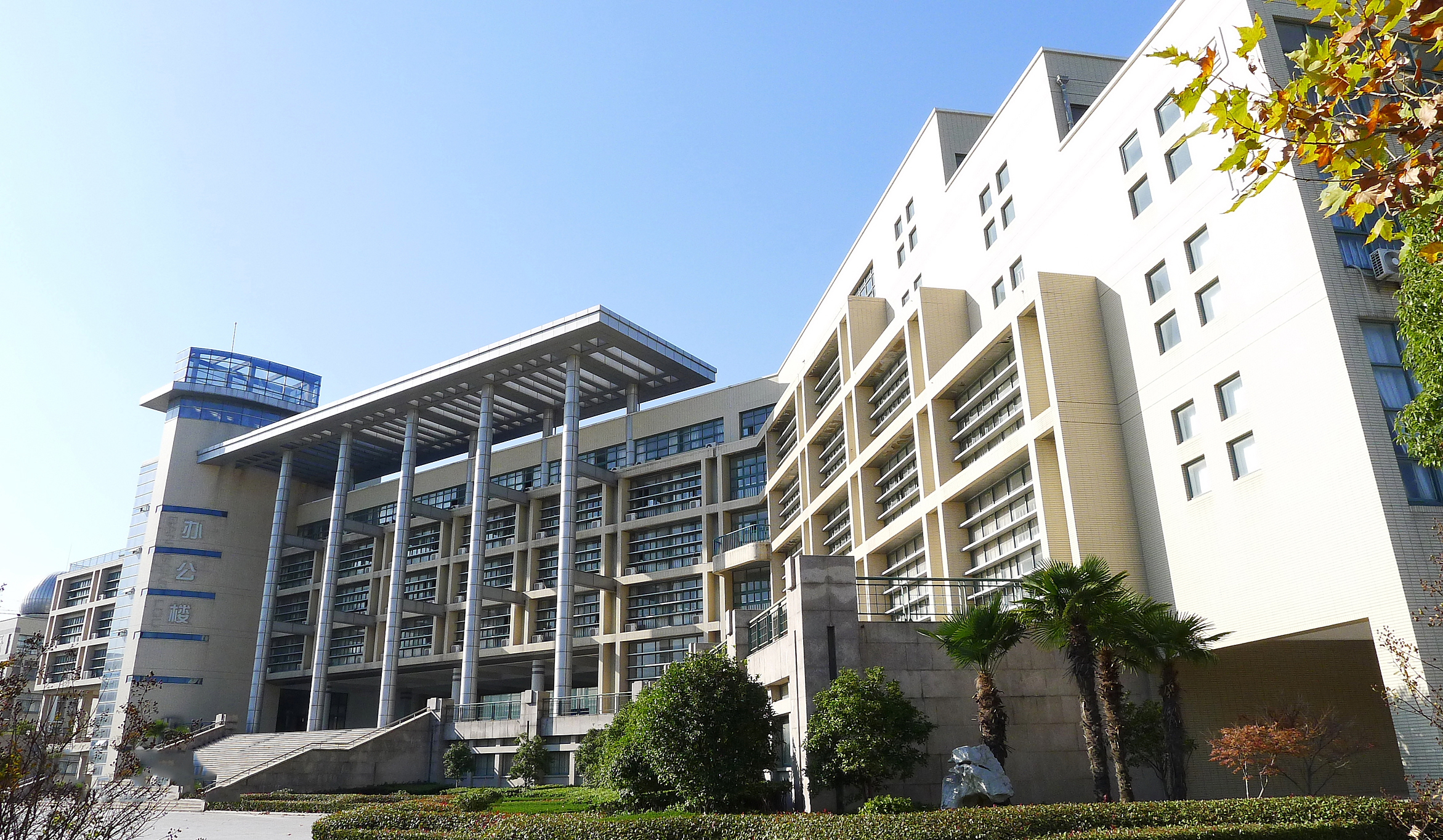 江苏盐城闻名遐迩六所高中，一本上线率相当高，堪称重本人才摇篮