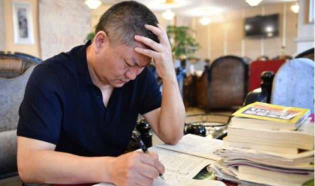 高考“最牛钉子户”梁实上热搜，54岁备战25次高考，被嘲当代范进