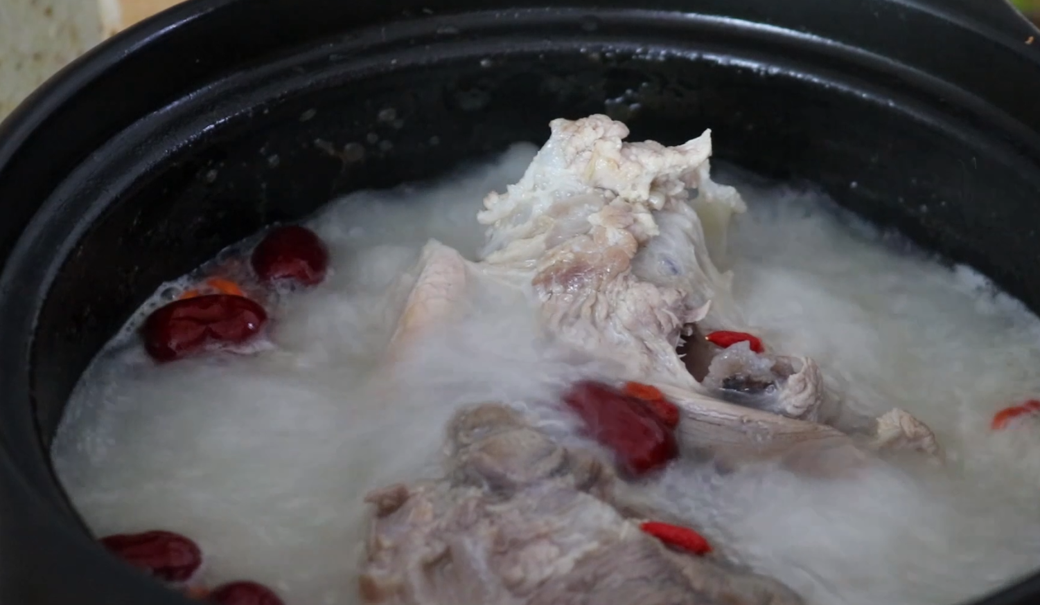 炖大骨头汤，要想好喝，牢记这个秘诀，炖的汤浓好喝补钙