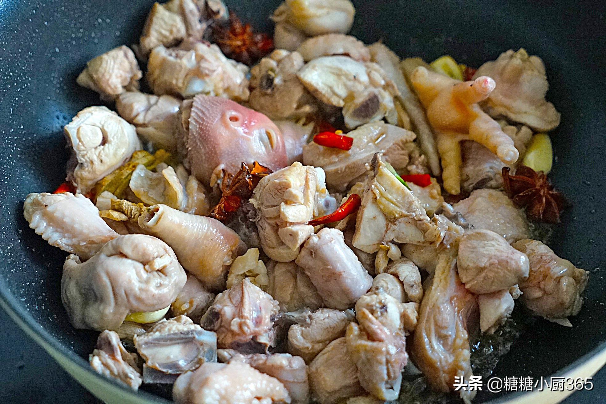 干豆角最爱这样吃，炖满满一锅，香味四溢好解馋，两碗米饭打不住