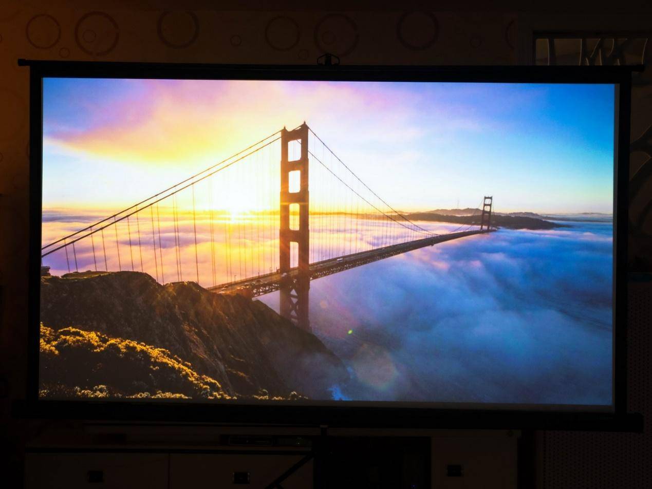 100英寸大屏幕的游戏和观影感受，坚果J10投影仪带你来体验