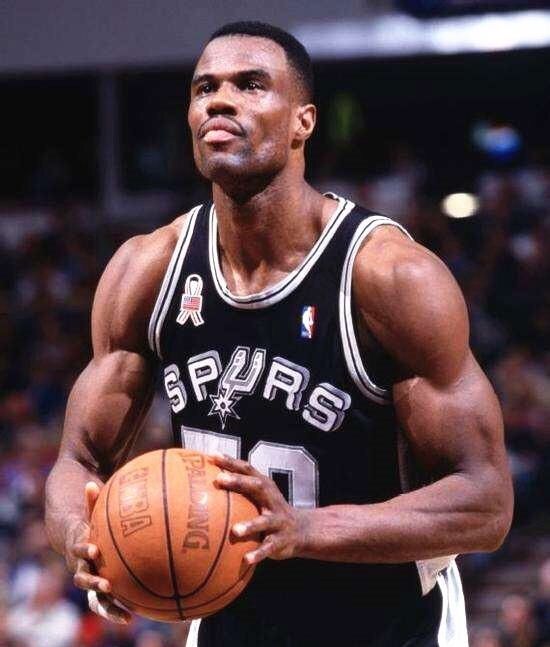 奥尼尔这肌肉的块头,比女主持的头还大)