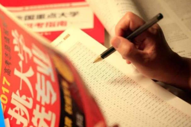 985高校被划分为5档，南京大学位于第二档，第三、四档有争议