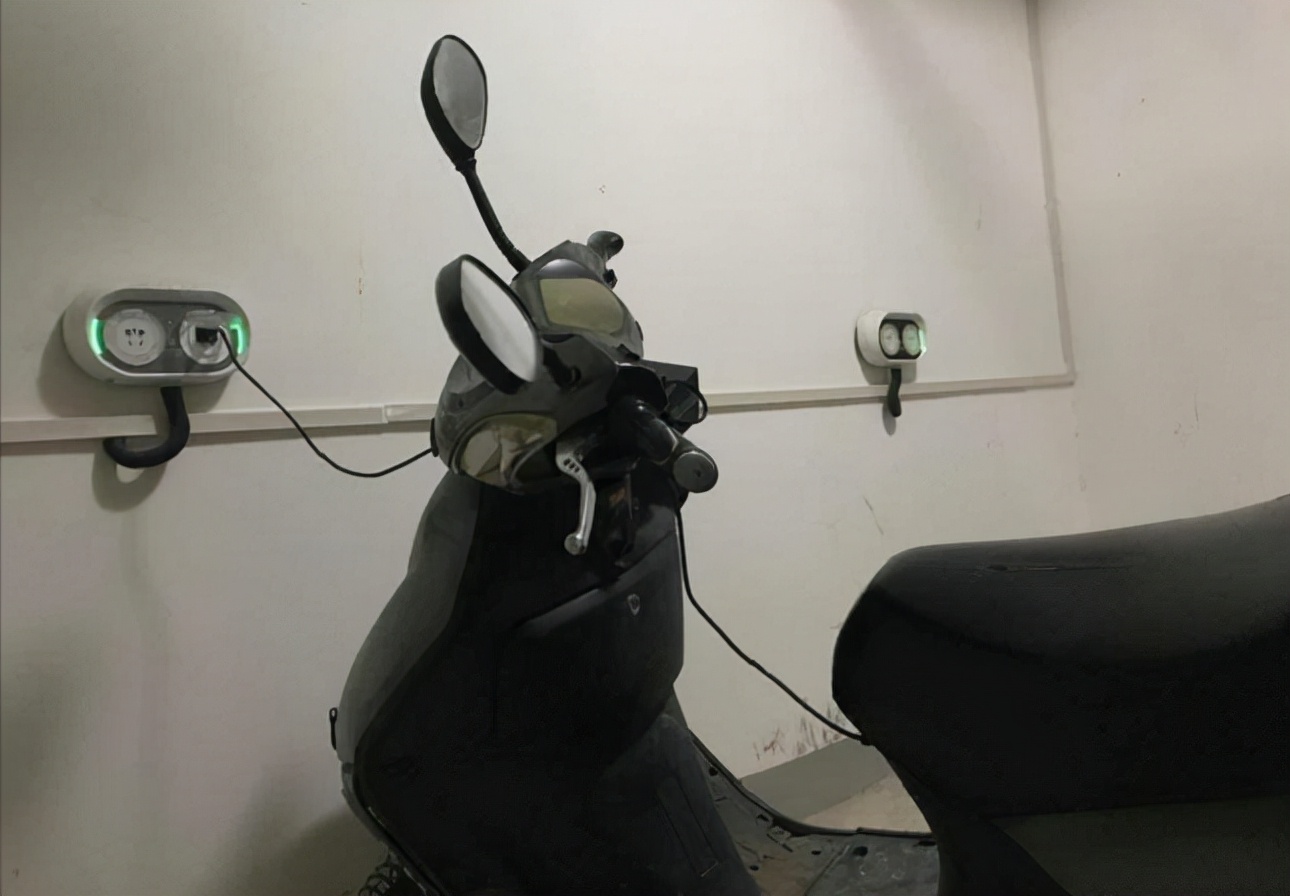 电动车充电是先插电源还是电池，怎么做才不会伤车？正确做法来了