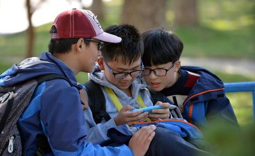 真“又当又立”！校长“不许带手机却卖手机”，处理结果大快人心