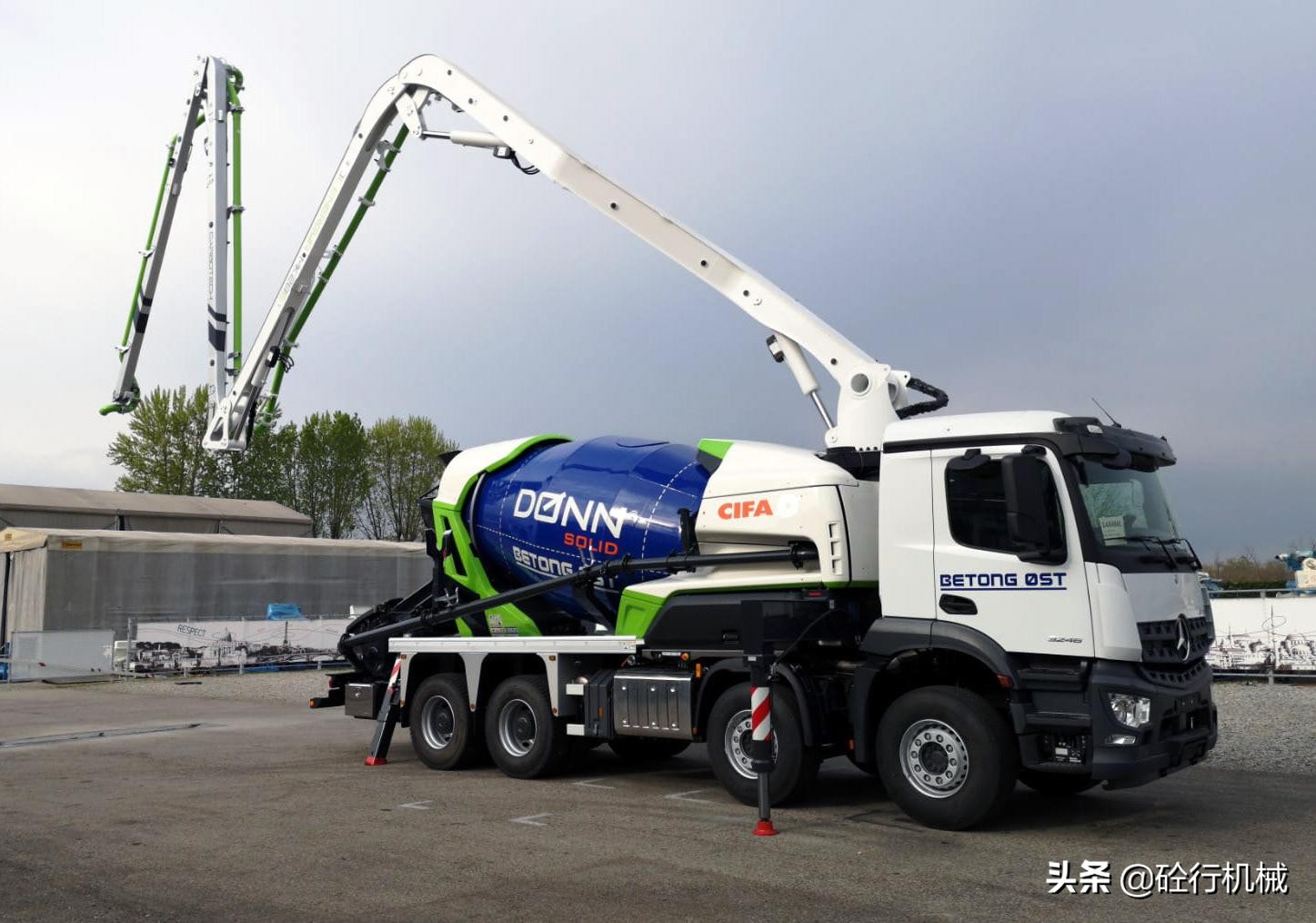 世界上第一台混合动力搅拌臂架泵车，中联子品牌打造，配28米臂架