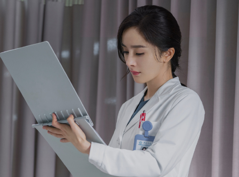 秦施没播，杨幂低调复拍《谢谢你医生》，剧照已让人拉满期待值