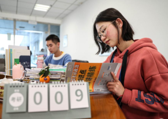 大一学生“寝室标语”火了，辅导员看后气笑，导师：这届都是人才