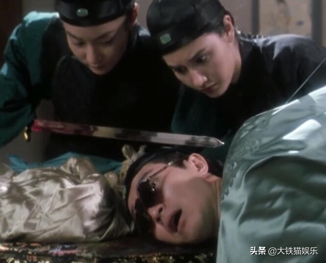 鹿鼎记名场面，7版阿珂出场，有人嗅花有人火拼，黄晓明版洗澡？