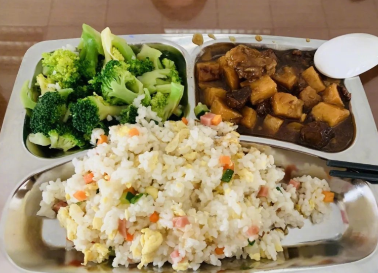 大学生食堂火了，物美价廉令人心生向往，网友：后悔没好好读书