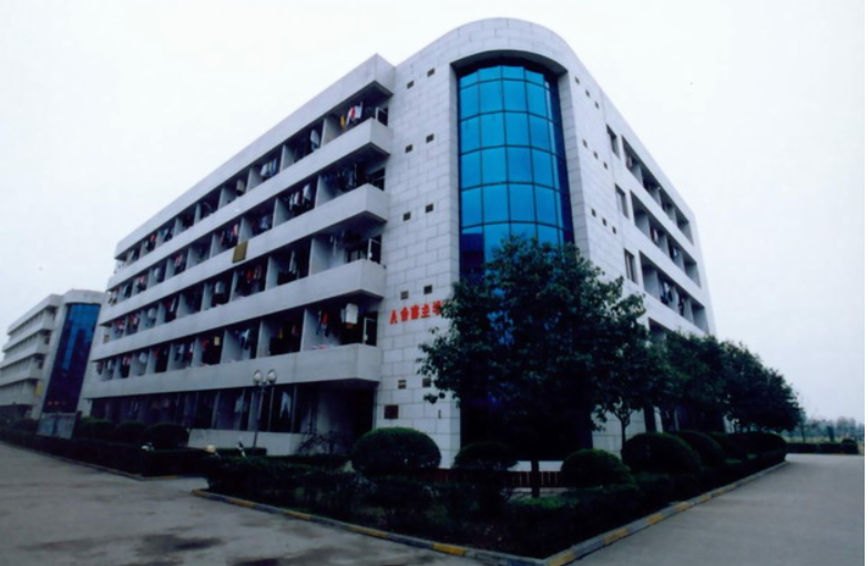 中国最大的大学：总面积一万七千亩，学校拥有五个机场