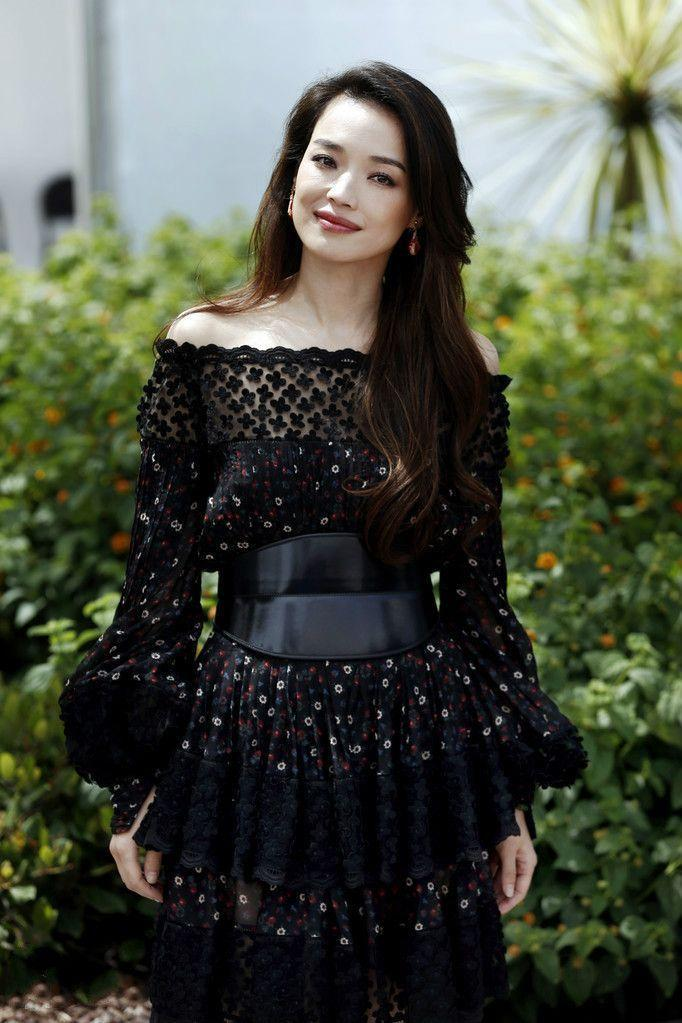 舒淇瘦了好多,裹那么紧的"抹胸裙"还怕掉,怕走光全程夹着胳膊