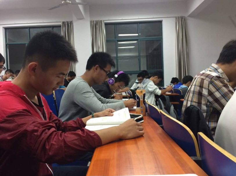 大一学生上晚自习，并不是“欺负”新同学，要明白这是特殊照顾