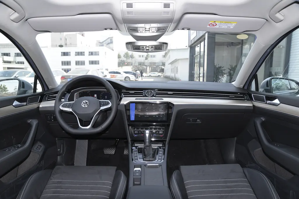 中高端车：大众迈腾，9个气囊+6.6升油耗，这车配置可以了