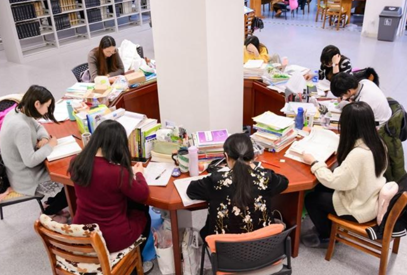 大学生花样请假条走红，还未毕业已先成家，理由让老师无法拒绝