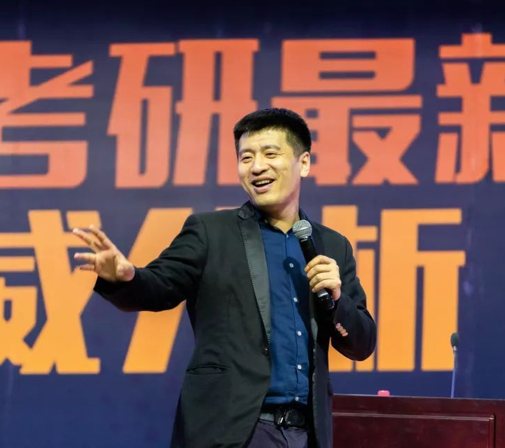 曾经红极一时的张雪峰，为何在这两年销声匿迹？只因被迫公开道歉