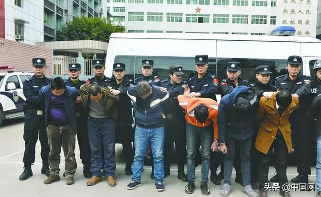 基层扫黑除恶：村支书刚整理材料，儿子就被人用菜刀劈了脸