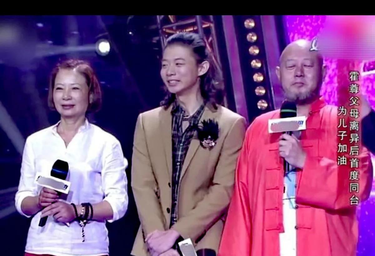 霍尊的母親仲小萍，放棄事業和婚姻培養兒子，最后留給她的是痛苦