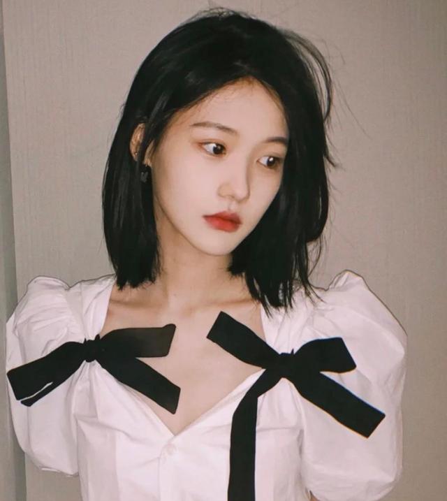 发缝宽、发际线后移的女生，多试试这几款发型，年轻气质显发量