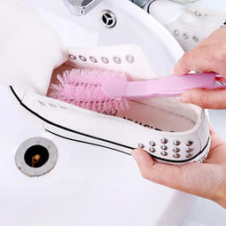 小白鞋刷完还在用纸巾包？会过日子的人早换新招了，省钱省事