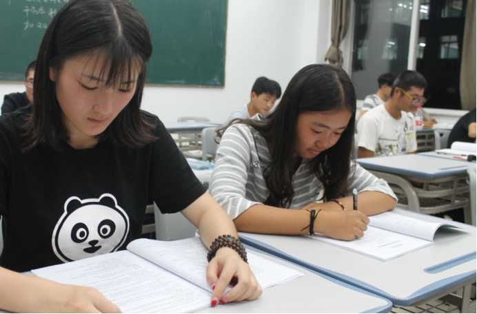 大一新生竞选“班干部”，哪个最有益？聪明的人都选这几个