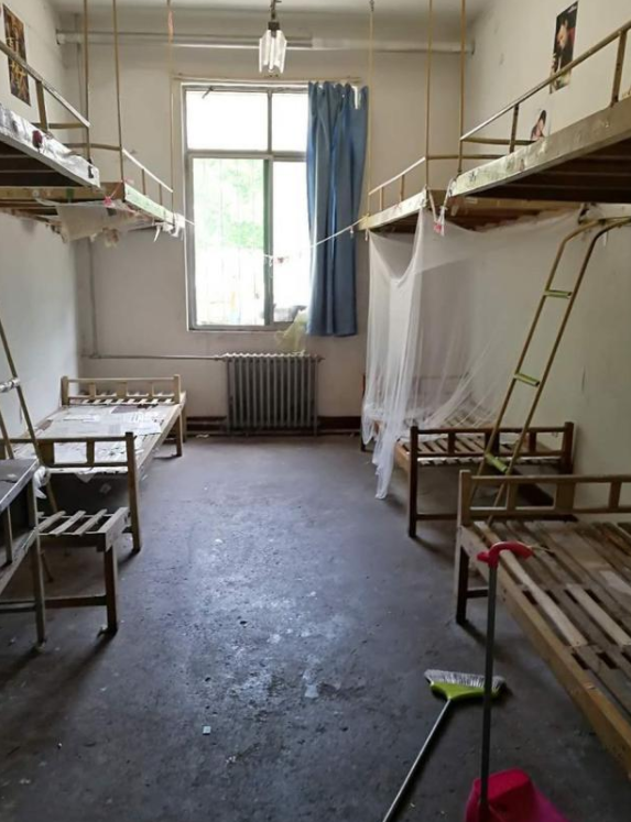 因寒碜出名的大学宿舍,环境堪比荒野求生,部分图片或会引起不适