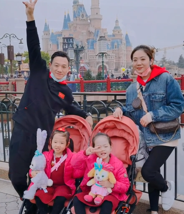 杨云晒照庆结婚13周年，杨威将老婆揽入怀中甜蜜相依，好幸福