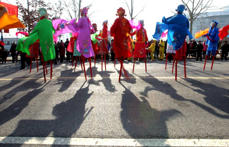 玩杂耍、搞游街，传统“高危运动”踩高跷，为何能历千年而不衰？